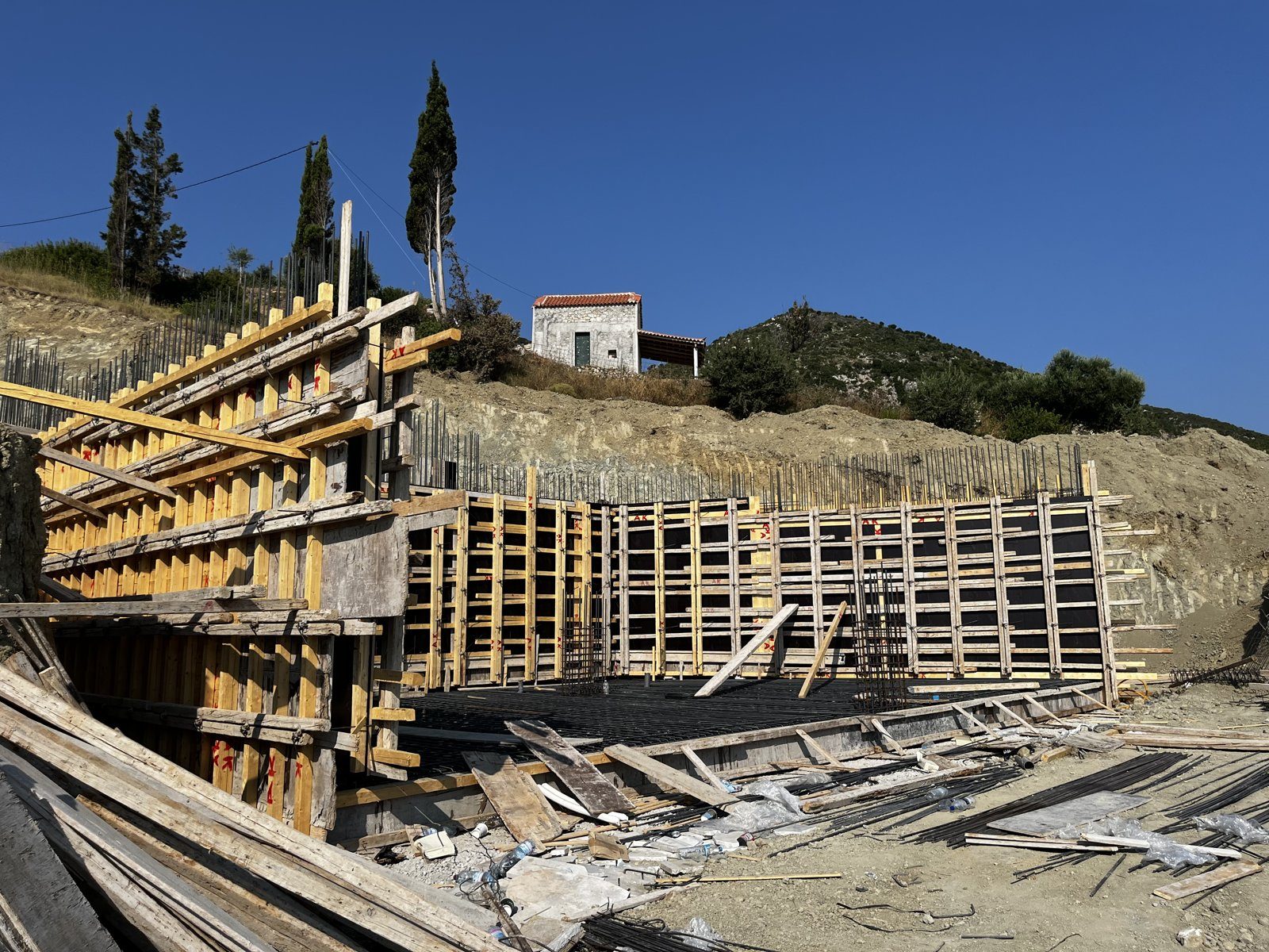 Στατική μελέτη δύο υπόσκαφων κτιρίων τουριστικών κατοικιών σε απότομη πλαγιά