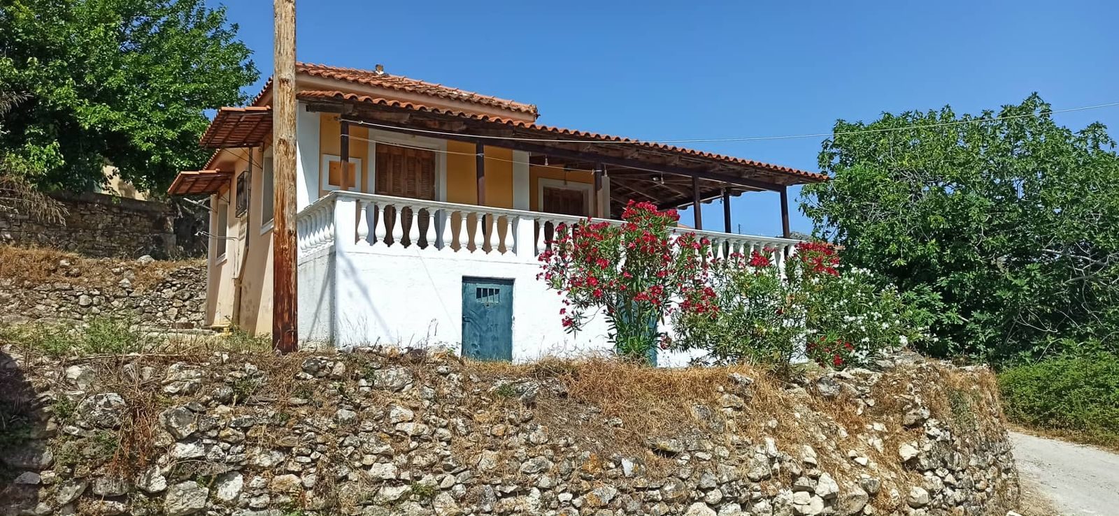 Ανακαίνιση με προσθήκη ισογείου και ορόφου σε υφιστάμενο κτίσμα